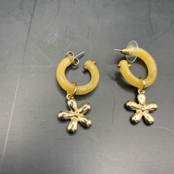 Vintage Earrings Yellow Lucite Gold tone Flower 1.5 inch Hoop Dangle Drop 70s - Picture 2 of 8